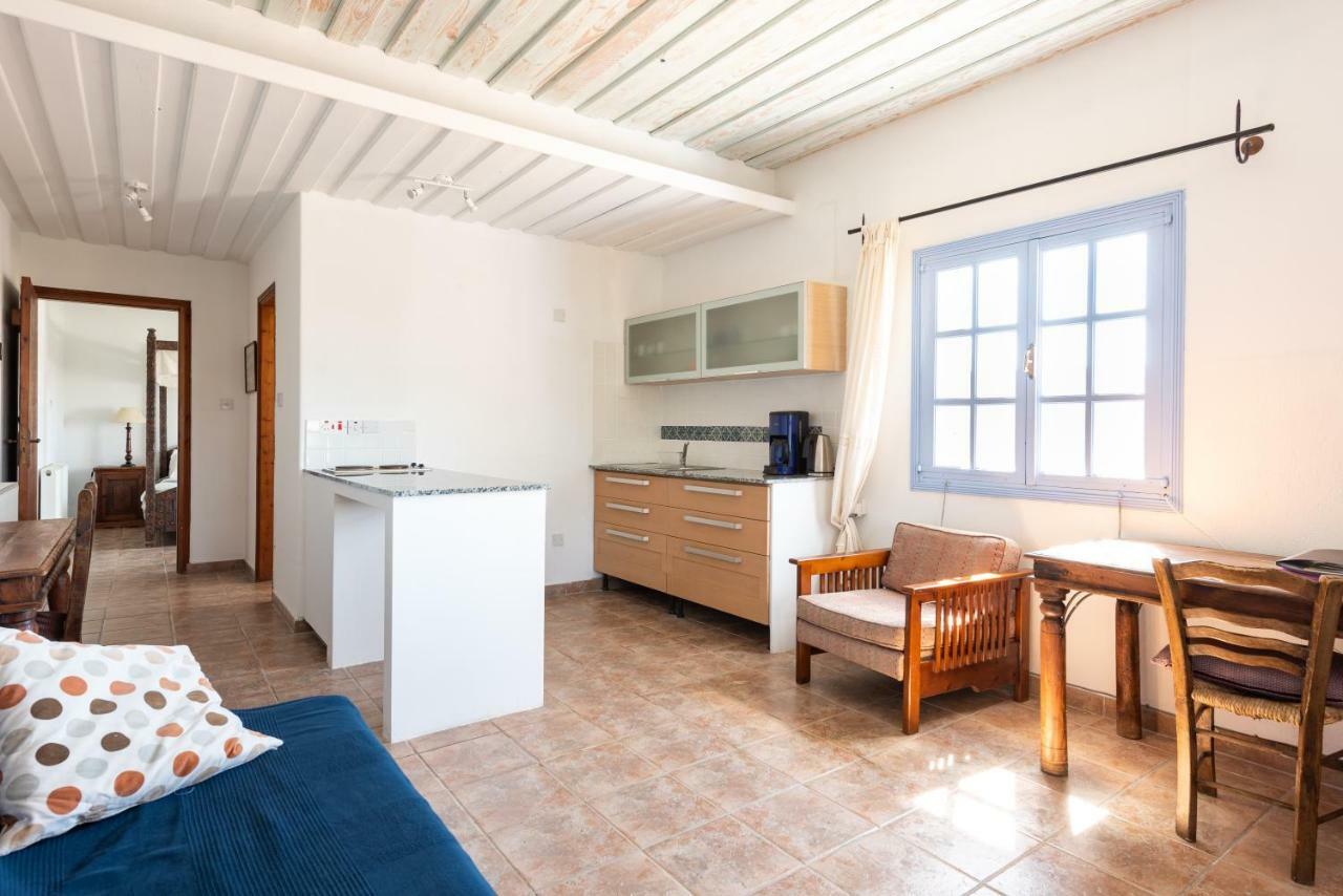 Adamos Hotel Apartments Τόχνη Εξωτερικό φωτογραφία